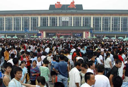 隴海鐵路出現故障萬餘旅客滯留西安站(組圖)