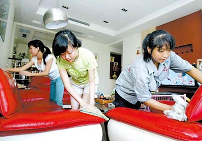 重庆两名女大学生体验保洁员 感叹赚钱辛苦(图