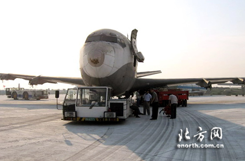 天津机场模拟残损航空器应急救援 搬移波音70