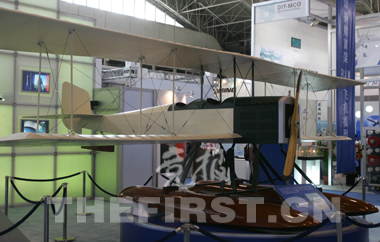 昨天，這架B&W飛機模型被捐獻給了正在建設中的中國民用航空博物館。