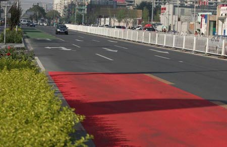 2007年9月21日，紅綠相間的彩色公交車道在北京大望路亮相