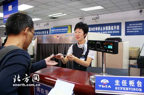 天津机场旅客人数再刷新纪录 地面服务经受考