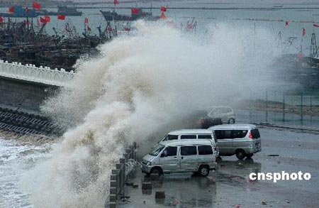 組圖：颱風羅莎在江蘇連雲港掀起巨浪