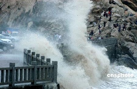 組圖：颱風羅莎在江蘇連雲港掀起巨浪