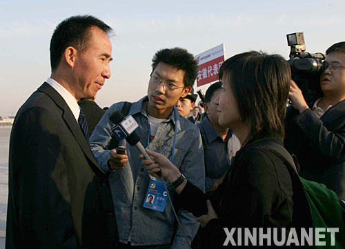 10月12日，出席中國共產黨第十七次全國代表大會的安徽代表團代表抵達北京。這是記者在採訪代表。 