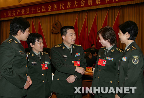 十七大期間，解放軍代表團代表楊利偉（中）與其他代表在一起。 新華社記者 王建民 攝 