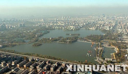水域面積達89.2公頃的水上公園是天津中心城區內最大的綜合性城市公園(11月9日攝)。     立冬後的天津，一掃連日的陰霾，陽光明媚，空氣清新，從天津電視塔上鳥瞰全城，津門鉅變，盡收眼底。     新華社記者王曄彪攝      