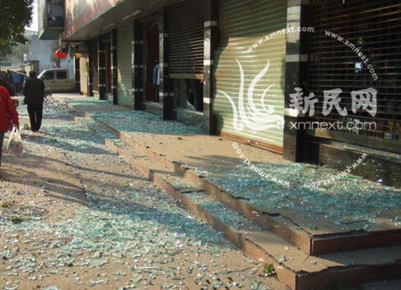 圖文：附近店面玻璃被震碎