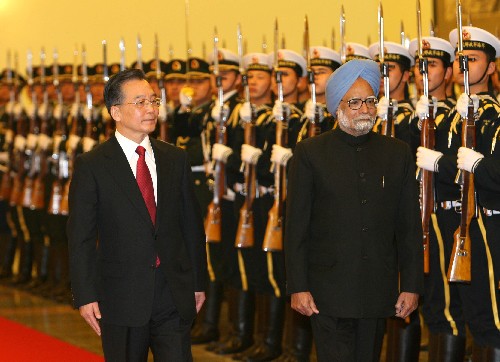 1月14日,国务院总理温家宝在北京人民大会堂举行仪式,欢迎印度总理辛格访华。 新华社记者 庞兴雷 摄