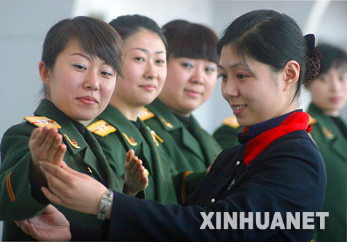 1月21日，瀋陽邊防檢查站的出入境女檢查員在禮儀培訓員指導下進行手勢培訓。 當日，瀋陽邊防檢查站對出入境女檢查員進行禮儀培訓，通過對站姿、行走、步速、轉身、微笑等禮儀訓練，爲更好地服務北京奧運會期間出入境旅客做準備。 