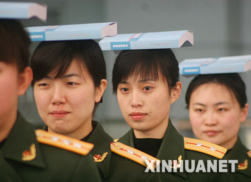 1月21日，瀋陽邊防檢查站的出入境女檢查員在進行站姿訓練。當日，瀋陽邊防檢查站對出入境女檢查員進行禮儀培訓，通過對站姿、行走、步速、轉身、微笑等禮儀訓練，爲更好地服務北京奧運會期間出入境旅客做準備。