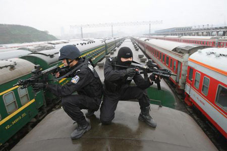 重慶鐵路公安特警在列車上演練反恐(組圖)
