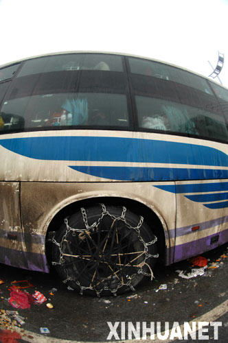 京珠高速公路長沙至湘潭段滯留的部分客車雖採取了防滑鏈等自救措施，面對惡劣的冰凍天氣仍然於事無補（1月27日攝）。