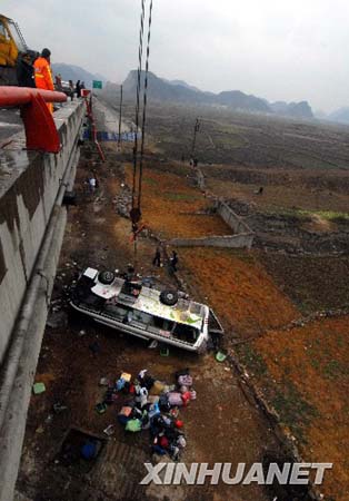 貴州客車翻下橋樑致8人死亡21人受傷(組圖)