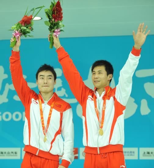 图文-王峰/秦凯男子双人3米跳板夺冠笑傲领奖台