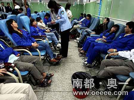 23日下午，多達30-40名中毒工人仍在龍崗中心醫院輸液搶救。衛生監督所的工作人員正在向他們瞭解情況。