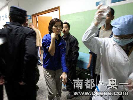 23日下午，多達30-40名中毒工人在龍崗中心醫院輸液搶救。