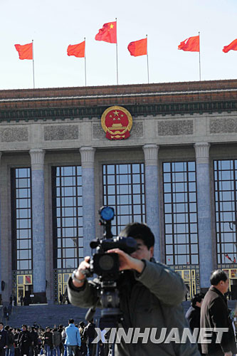 3月3日，攝像記者在北京人民大會堂前採訪拍攝。 3月3日15時，中國人民政治協商會議第十一屆全國委員會第一次會議將在北京人民大會堂開幕。 新華社記者 李濤 攝