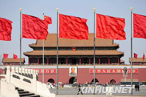 3月3日，北京天安門廣場上紅旗飄揚。當日下午，中國人民政治協商會議第十一屆全國委員會第一次會議將在北京人民大會堂開幕。 新華社記者龐興雷攝　