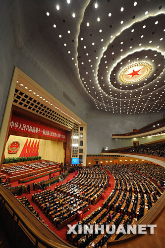 3月15日，十一屆全國人大一次會議在北京人民大會堂舉行第五次全體會議，選舉第十一屆全國人民代表大會常務委員會委員長、副委員長、祕書長；選舉第十一屆全國人民代表大會常務委員會委員；選舉中華人民共和國主席、副主席；選舉中華人民共和國中央軍事委員會主席。這是大會會場。 新華社記者 楊宗友 攝 