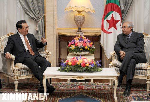 3月23日，正在阿爾及利亞訪問的中共中央政治局常委李長春會見阿爾及利亞國民議會議長阿卜杜勒━阿齊茲·齊亞里。 新華社記者 馬佔成攝