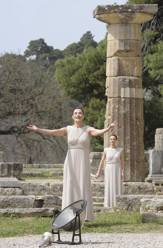 图文-奥运圣火在奥林匹亚点燃 希腊美女深情朗诵