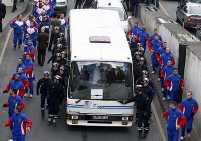 法國警方成功阻止破壞分子試圖熄滅火炬行爲(圖)