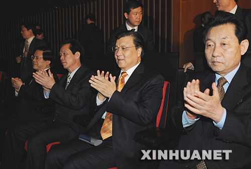 4月15日，朝鮮血海歌劇團在北京國家大劇院舉行朝鮮傳統革命歌劇《賣花姑娘》中國巡演的首場演出。中共中央政治局委員、中央書記處書記、中央宣傳部部長劉雲山觀看演出。