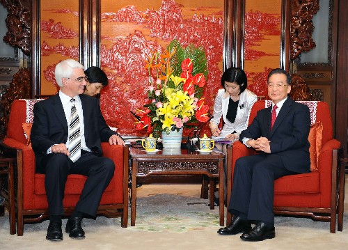 4月15日，國務院總理溫家寶在中南海紫光閣會見來華出席首次中英經濟財金對話的英國首相布朗特別代表、財政大臣達林。