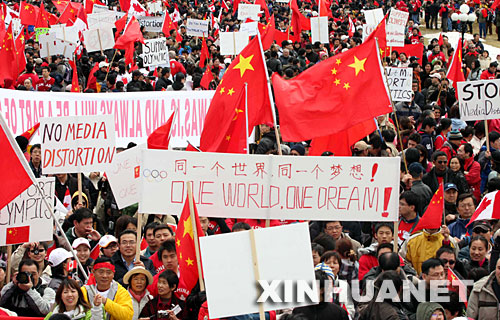  4月13日，加拿大渥太華、蒙特利爾、多倫多等城市上萬名華人華僑和留學生在渥太華國會山舉行集會，支持北京奧運，支持中國統一，反對“藏獨”分子企圖分裂中國的行爲。 新華社發（捷克佳攝） 