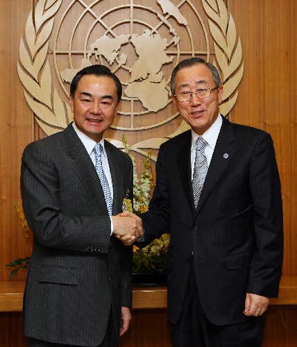 4月17日，在美國紐約聯合國總部，聯合國祕書長潘基文(右)會見中國國家主席特別代表、外交部副部長王毅。
