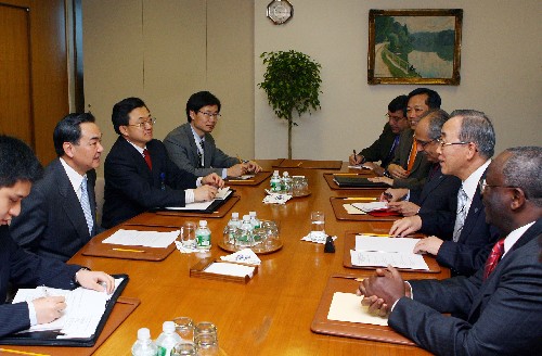 4月17日，在紐約聯合國總部，聯合國祕書長潘基文(右二)會見中國國家主席特別代表、外交部副部長王毅(左二)。 