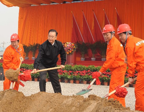 4月18日，國務院總理溫家寶出席京滬高速鐵路開工典禮，並與工人代表一起爲京滬高速鐵路奠基。