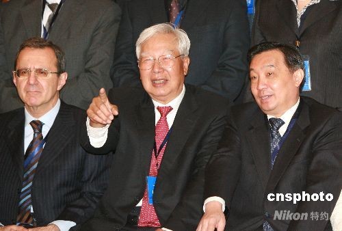 4月21日上午9時，由中國人權研究會主辦的“北京人權論壇” 在北京開幕。中國人權研究會會長羅豪才(中)、中國國務院新聞辦公室主任王晨(右)、聯合國日內瓦總幹事謝爾蓋·奧爾忠尼啓則(左)出席開幕式並發表致辭。來自五大洲31個國家和國際組織的110多位人權高級官員和專家學者出席本次論壇。