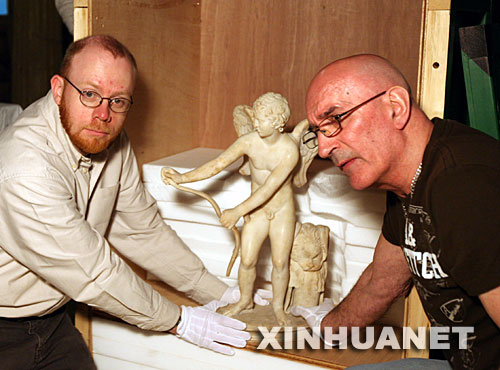 4月21日，大英博物館的工作人員正在開箱取出製作於公元二世紀古羅馬的大理石雕像――“厄洛斯爲弓上弦”。