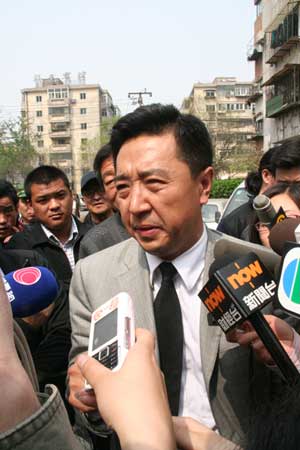 陳良宇案宣判前，其辯護律師高子程在天津二中院門口。