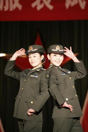 組圖：新疆軍區舉行07式新軍服試穿展示觀摩會