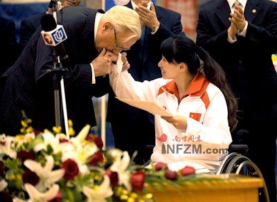 　　4月21日上午，上海殘疾人體育訓練中心，法國參議長克里斯蒂安·蓬斯萊向金晶轉交薩科齊總統的信後親吻金晶