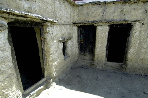 米瑪頓珠老人在昔日帕拉莊園門前(4月19日攝)。 今年74歲的米瑪頓珠曾在帕拉莊園做了11年朗生(意爲農奴)，一家人住在一間低矮、陰暗、潮溼的土屋裏，沒有人身自由，也吃不飽肚子。1959年的民主改革使西藏百萬農奴第一次獲得做人的權利，擁有了自己的土地和牲畜。如今，米瑪頓珠老人兒孫滿堂，住上400多平方米的二層小樓，過上了富足安康的新生活。 帕拉莊園是西藏目前唯一保留比較完整的封建農奴主莊園。西藏和平解放前，帕拉莊園在西藏有37個分莊園，共3000多名農奴。