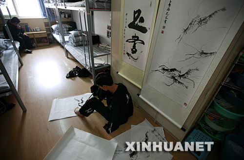 　　在北京中國殘疾人藝術團，30歲的肢殘演員黃陽光午休時間在藝術團安排的宿舍裏用腳畫畫(4月16日攝)