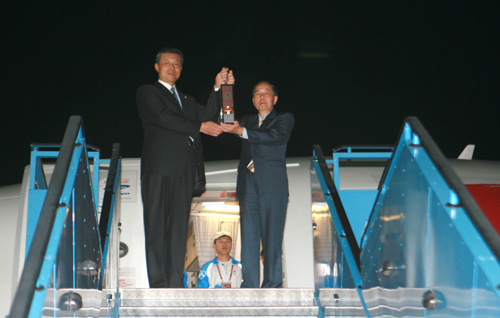 图文-北京奥运圣火抵达朝鲜平壤 机场展示火种灯