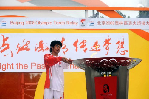 图文-北京奥运圣火在香港传递 黄金宝点燃圣火盆
