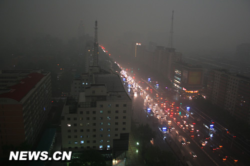 5月3日9時40分左右，北京遭遇罕見強雷雨天氣，城區陷入一片黑暗，彷彿夜幕降臨。10點左右天空放亮。這是在9時39分拍到的長椿街路口的圖片。 新華網 馬軼羣攝