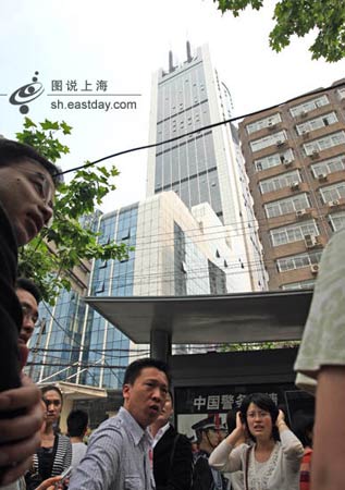 �Ϻ�����������д�¥ҡ�γ���5����(ͼ)