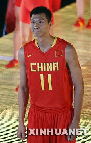5月12日，中国男篮队员易建联在展示新的比赛服装。当日，代表中国出战的22支运动队奥运比赛服装和装备在太庙正式亮相。