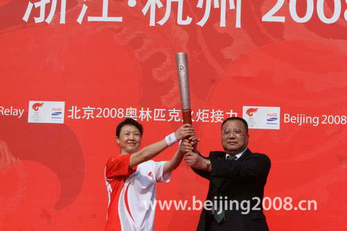 圖文：奧運聖火杭州傳遞 王國平將火炬交給第一棒李玲蔚