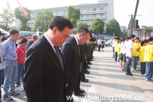圖文：北京奧運聖火杭州傳遞 爲四川災區遇難者默哀一分鐘
