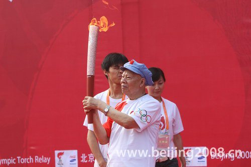 圖文-北京奧運聖火在遵義傳遞 首棒老紅軍王道金