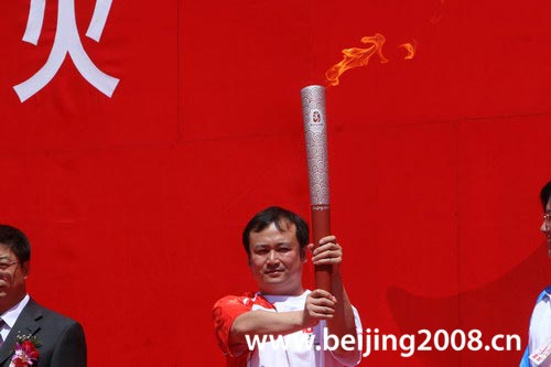 奧運火炬接力昌吉站傳遞開始 新疆首位世界冠軍領跑