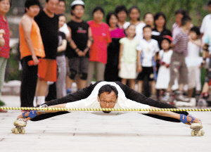 天津:轮滑教练轮滑钻杆 距地面仅30厘米(祖图)
